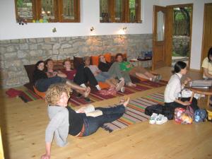 un grupo de personas sentadas en el suelo en una sala de estar en Hostel Mostel en Veliko Tŭrnovo