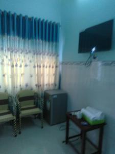 a living room with two chairs and a television at HOTEL Thành Nam in Long Hai +19 photos