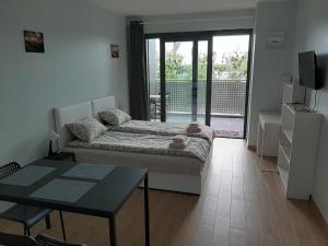 Un pat sau paturi într-o cameră la Apartment Cherry Bratislava & Free Parking