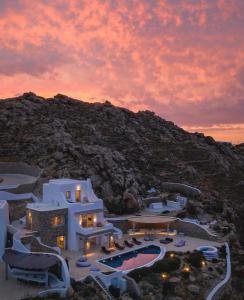 カロ・リヴァディにあるVilla Maera 2のリゾート付きのヴィラの夕日を望めます。