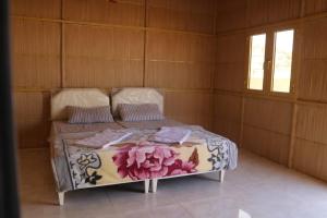Ein Bett oder Betten in einem Zimmer der Unterkunft jabal shams moon