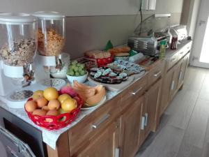 - un comptoir de cuisine avec un bouquet de fruits et de légumes dans l'établissement eden, à Cannobio