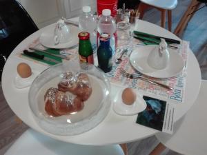 una mesa blanca con huevos y un plato de comida en eden en Cannobio