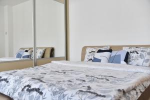 1 dormitorio con 1 cama grande con espejos en City center en Brčko