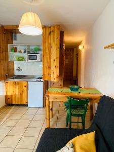 eine Küche und ein Esszimmer mit einem Holztisch in der Unterkunft Appartamento Numero2 - Edelweiss Pila in Pila