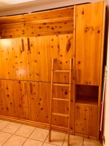 eine Holzwand mit einer Leiter in einem Raum in der Unterkunft Appartamento Numero2 - Edelweiss Pila in Pila