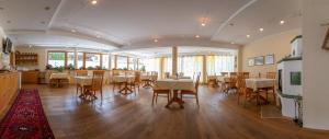 uma grande sala de jantar com mesas e cadeiras em Hotel Garni Elisabeth em Zell am Ziller