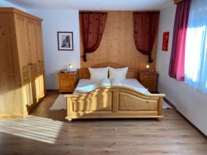 シュトゥンムにあるAppartments Hoferのベッドルーム1室(赤いカーテン付きのベッド2台付)