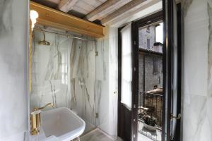 Koupelna v ubytování Suites&Atelier Lake Como