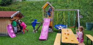 eine Gruppe von Kindern, die auf einem Spielplatz spielen in der Unterkunft Ferienhaus Gundi in Pettneu am Arlberg