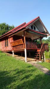 een huis met een groot terras aan de zijkant bij ไร่ภูจำปา in Khao Kho