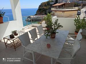 アギア・ペラギアにあるPopis Sea View Apartmentsの海を望むバルコニー(テーブル、椅子付)