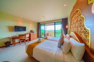 Postel nebo postele na pokoji v ubytování Maikhao Palm Beach Resort - SHA Plus