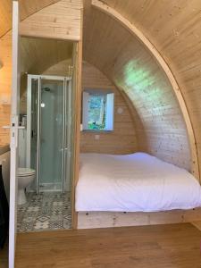 um quarto com uma cama num quarto de madeira em Hébergement insolite homes d Opale em Saint-Martin-Boulogne
