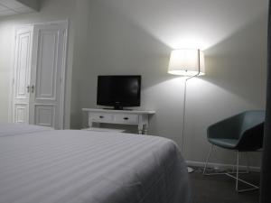 Televízia a/alebo spoločenská miestnosť v ubytovaní Hotel Ton