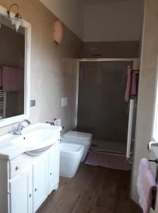 een badkamer met een wastafel, een toilet en een douche bij Vie d'acqua Al Morelo - City Center-BO in Bologna