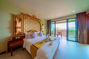 Postel nebo postele na pokoji v ubytování Maikhao Palm Beach Resort - SHA Plus