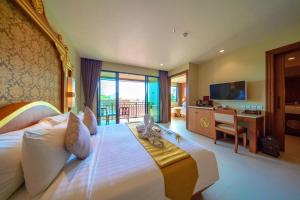 TV a/nebo společenská místnost v ubytování Maikhao Palm Beach Resort - SHA Plus