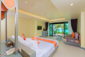 Postel nebo postele na pokoji v ubytování Maikhao Palm Beach Resort - SHA Plus + 37 fotografií