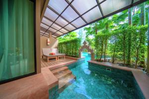 Bazén v ubytování Maikhao Palm Beach Resort - SHA Plus nebo v jeho okolí