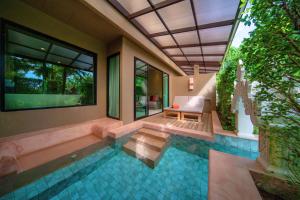 Bazén v ubytování Maikhao Palm Beach Resort - SHA Plus nebo v jeho okolí