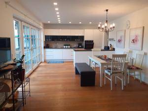 uma cozinha e sala de jantar com mesa e cadeiras em Haus Gertrude Hörack em St. Wolfgang