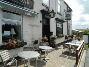 um grupo de mesas e cadeiras fora de um restaurante em The Royal Oak em Lanchester