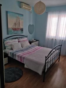 1 dormitorio con 1 cama grande y un velero en la pared en Apartments & Rooms Abba, en Dubrovnik