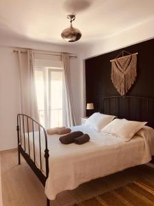1 dormitorio con 1 cama grande y pared negra en TarifaMiCasa Mar Tirreno, en Tarifa