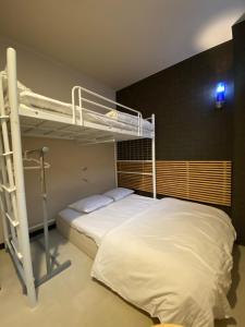 Divstāvu gulta vai divstāvu gultas numurā naktsmītnē JAM Hostel Kyoto Gion