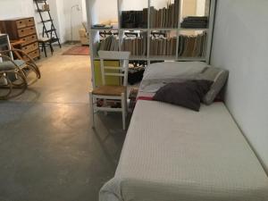 1 Schlafzimmer mit 2 Betten in einem Zimmer in der Unterkunft Salento apartment '800 in Campi Salentina