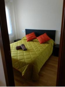 una camera con un letto con due cuscini sopra di En el Sella a Cangas de Onís
