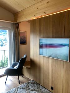 ein Wohnzimmer mit einem TV an der Wand in der Unterkunft Studio Mattawaldstrasse 17A in Davos