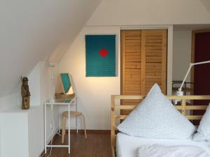 ザコパネにあるOzwa SKYのベッドルーム1室(ベッド1台付)、木製のドア