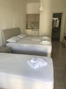 two beds in a room with at Romantika in Platis Gialos