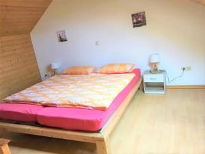 Ferien Wohnung in der Eifel in Nideggen-Schmidt tesisinde bir odada yatak veya yataklar