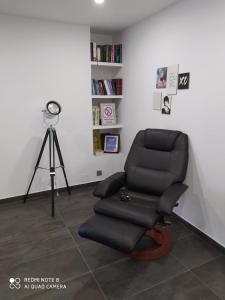 Habitación con silla reclinable y cámara en Casa de la Abuela en el Camino de Santiago a Finiesterre en Negreira