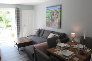 A seating area at 1-Bed Riverside, Apartment in Balloch, Loch Lomond