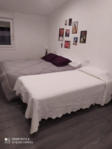two beds sitting next to each other in a bedroom at Casa de la Abuela en el Camino de Santiago a Finiesterre in Negreira