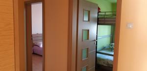 マンガリアにあるApartament Anthonyのベッドルーム(二段ベッド付)への開放ドア