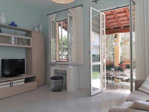 Μια τηλεόραση ή/και κέντρο ψυχαγωγίας στο Villa la Casetta con giardino a 30 m dal mare