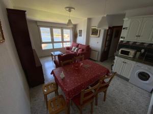 ein Wohnzimmer mit einem Tisch und Stühlen sowie ein Wohnzimmer in der Unterkunft apartamento con vistas al mar y la montaña in Ortigueira