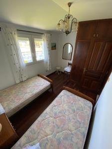 Llit o llits en una habitació de apartamento con vistas al mar y la montaña