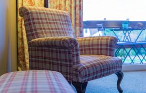 deux chaises assises l'une à côté de l'autre dans une pièce dans l'établissement Country House Duinhof, au Coq