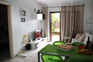 salon ze stołem i zielonymi krzesłami w obiekcie Balcon del Mar en la Costa w mieście Costa Del Silencio