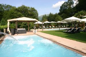 Piscina de la sau aproape de Hotel & Spa Cacciatori