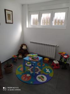 una stanza con tavolo e giocattoli sul pavimento di Casa de la Abuela en el Camino de Santiago a Finiesterre a Negreira