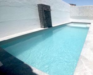 una piscina in una casa con acqua blu di Cloud Castle a Caleta De Fuste