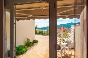 een patio met een tafel en stoelen op een balkon bij Appartamento Vicino al Mare in Portoferraio