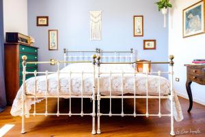 1 dormitorio con 1 cama con edredón blanco en La Casa Imperfetta, en Treviso